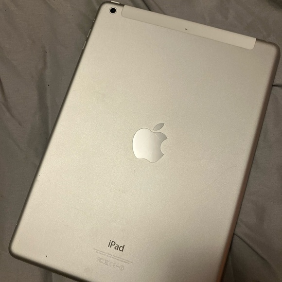 Apple iPad in Silver Finish - Picture 3 of 4